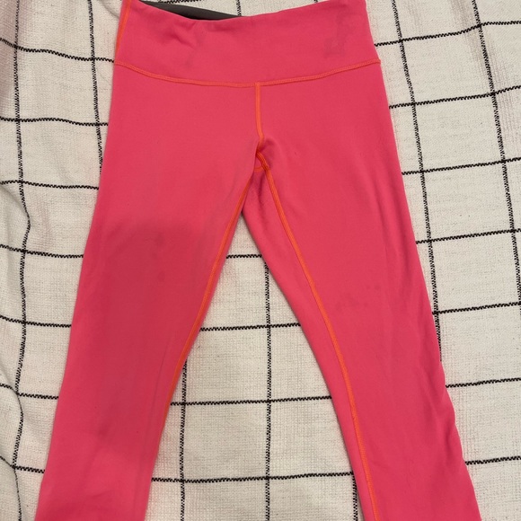 Lululemon reversible wunder under crop size 6 - Picture 6 of 11